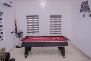 Game room - Bamgbose Apartments - Sleeps 2 - Balcony - Parking (Lagos)