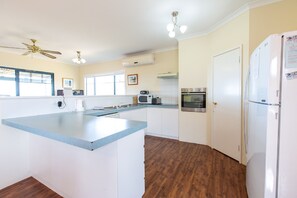 Classic House | Private kitchen | Full-size fridge, microwave, oven, stovetop - Meelup Ridge (Dunsborough)