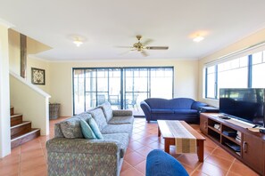 Classic House | Living area | 55-inch TV with digital channels, DVD player - Meelup Ridge (Dunsborough)