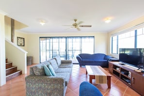 Classic House | Living area | 55-inch TV with digital channels, DVD player - Meelup Ridge (Dunsborough)