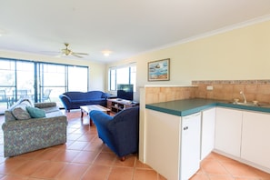 Classic House | Living area | 55-inch TV with digital channels, DVD player - Meelup Ridge (Dunsborough)
