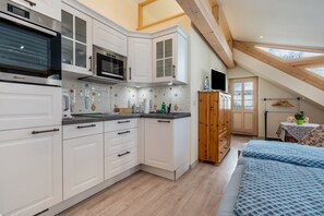 Fridge, microwave, oven, stovetop - Apartment 'Ferienwohnung 2 - Altstadtidyll' with Shared Terrace, Shared Garden and Wi-Fi (Meißen)