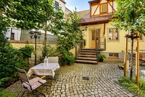 Outdoor dining - Apartment 'Ferienwohnung 2 - Altstadtidyll' with Shared Terrace, Shared Garden and Wi-Fi (Meißen)