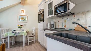 Kühlschrank, Mikrowelle, Ofen, Herdplatte