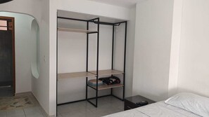 3 habitaciones, tabla de planchar con plancha, wifi y ropa de cama