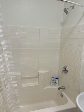 Hair dryer, towels, soap, toilet paper - Downtown Portland Cozy Studio (Portland)