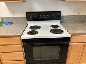 Private kitchen - Downtown Portland Cozy Studio (Portland)