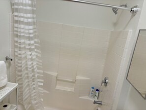 Secadora de cabello, toallas, jabón, papel de baño 