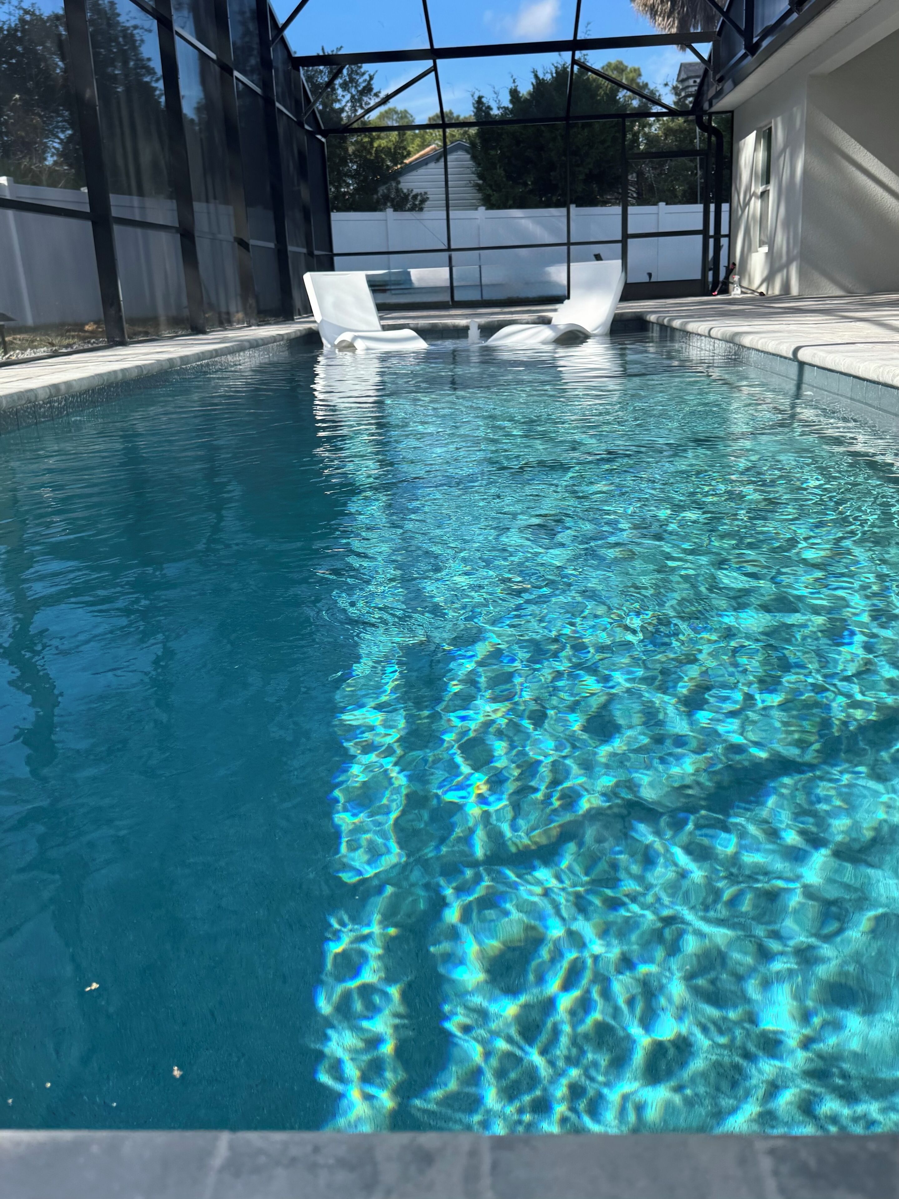 Utendørsbasseng og et oppvarmet basseng