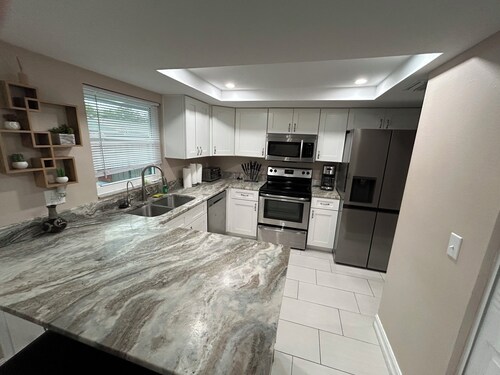 Charming 3-bedroom house with pool, AC, WiFi in pleasant Tampa