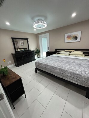 3 Schlafzimmer, Schreibtisch, Bügeleisen/Bügelbrett, Reisekinderbett