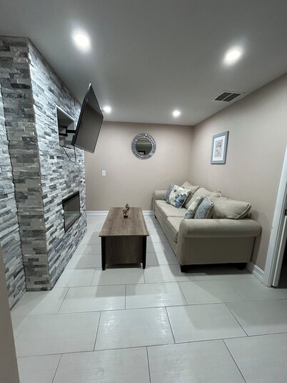 Charming 3-bedroom house with pool, AC, WiFi in pleasant Tampa