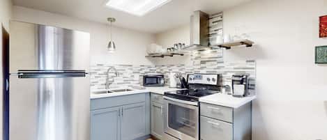 冷蔵庫、電子レンジ、オーブン、コンロ