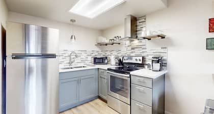 Updated condo with pool, shared laundry facilities, bbq grill