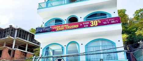 A multi-story building with a coffee shop named 'King Ocean' on the ground floor.