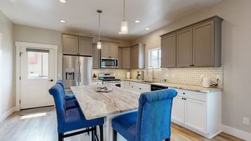 Jääkaappi, mikroaaltouuni, uuni, liesi