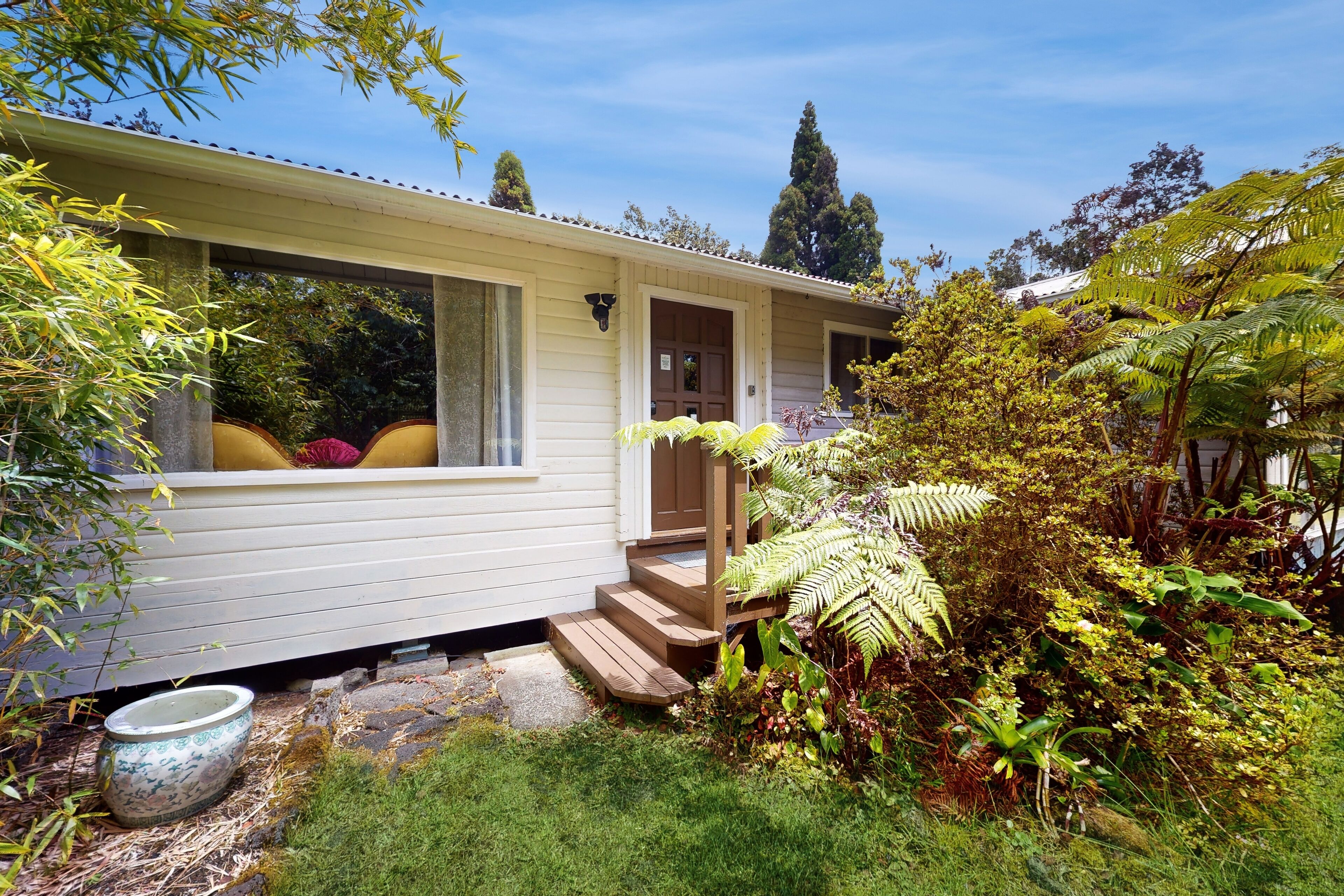 Charming cedar wood bungalow near Volcano National Park