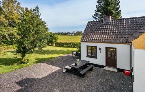 Lovely home in Dronninglund with WiFi