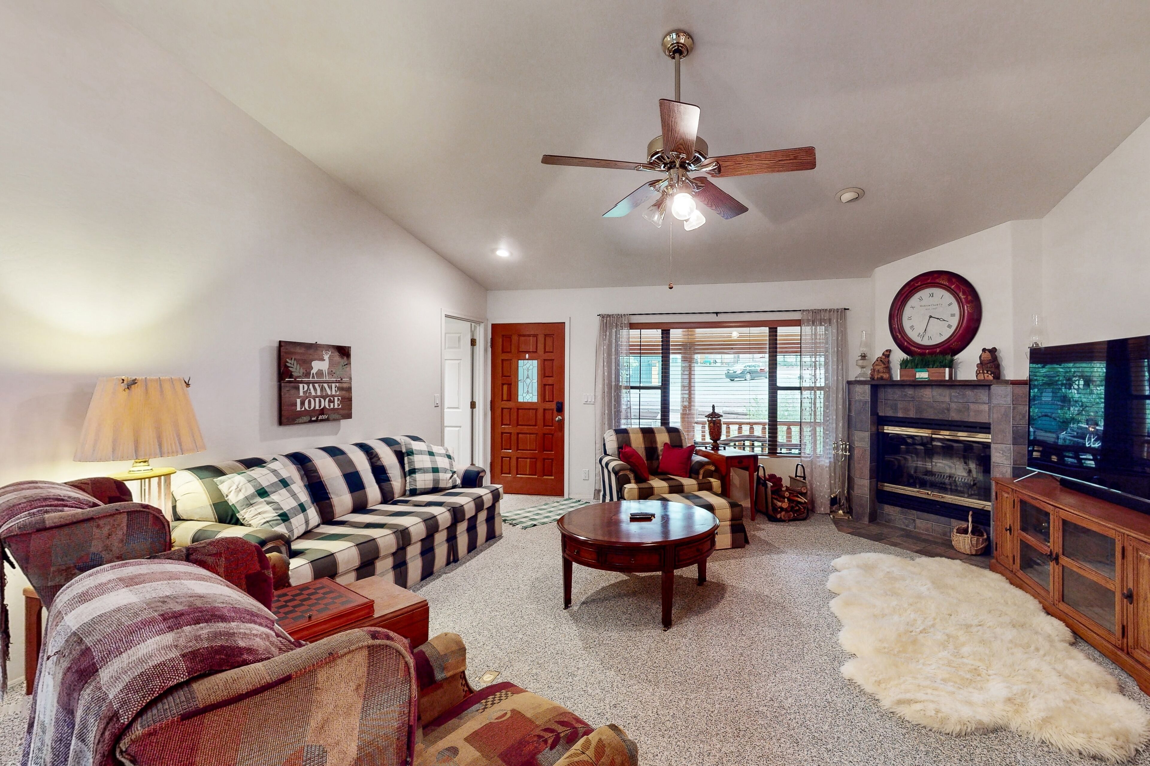 تلفزيون، مدفأة، مشغل دي في دي، تنس طاولة