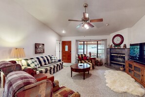 TV, peis, DVD-spiller og bordtennis