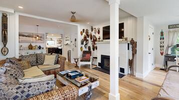 Televisión, chimenea y libros