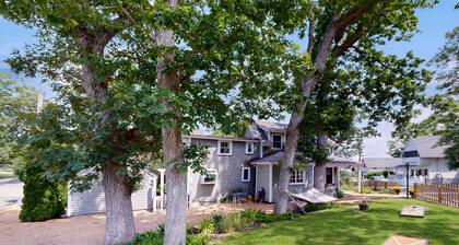 Updated house close to town and beach with patio, AC, and games