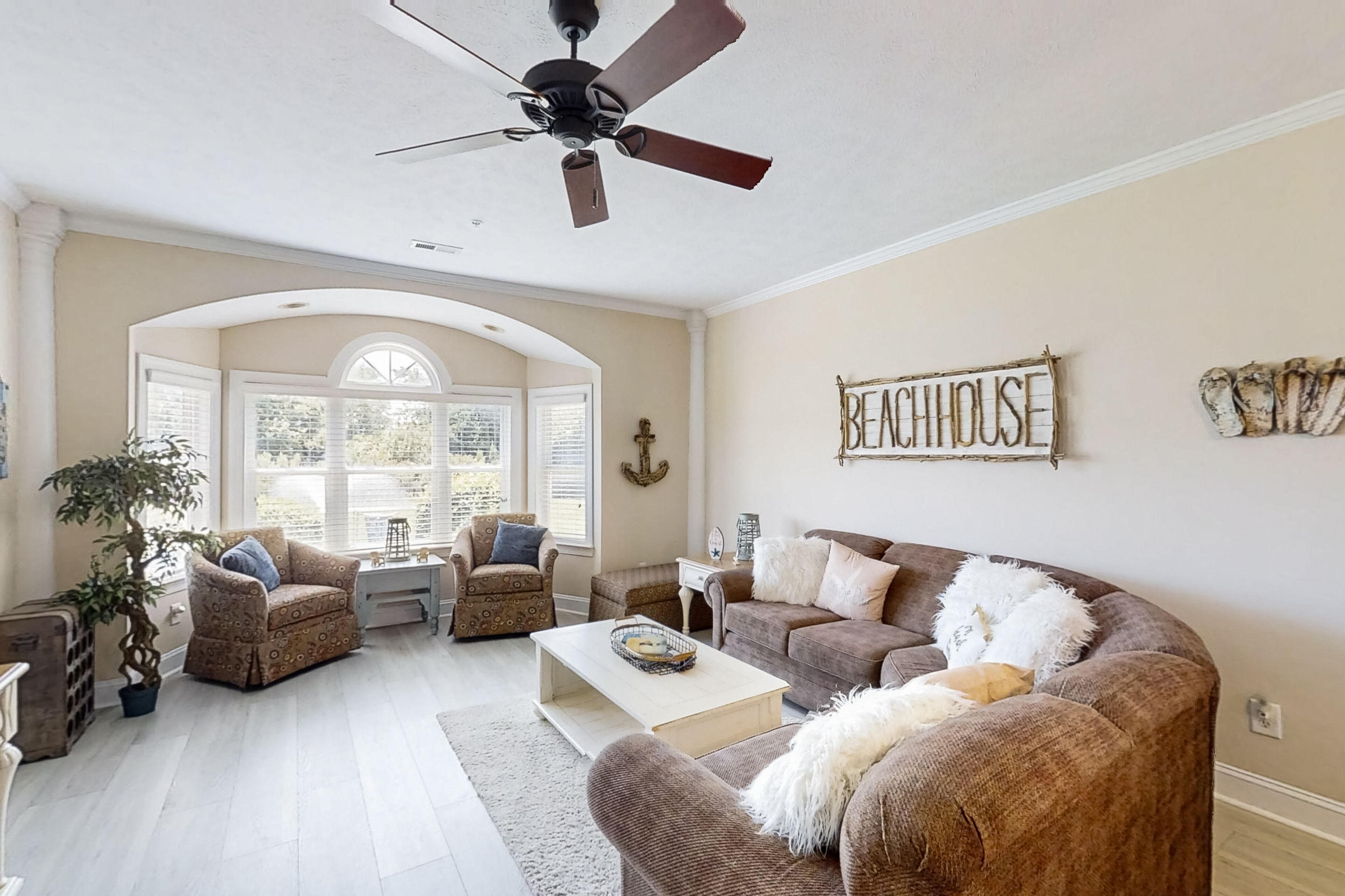 Lakefront condo with private patio, pool, close to beach
