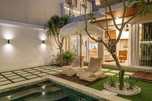 Una piscina al aire libre
