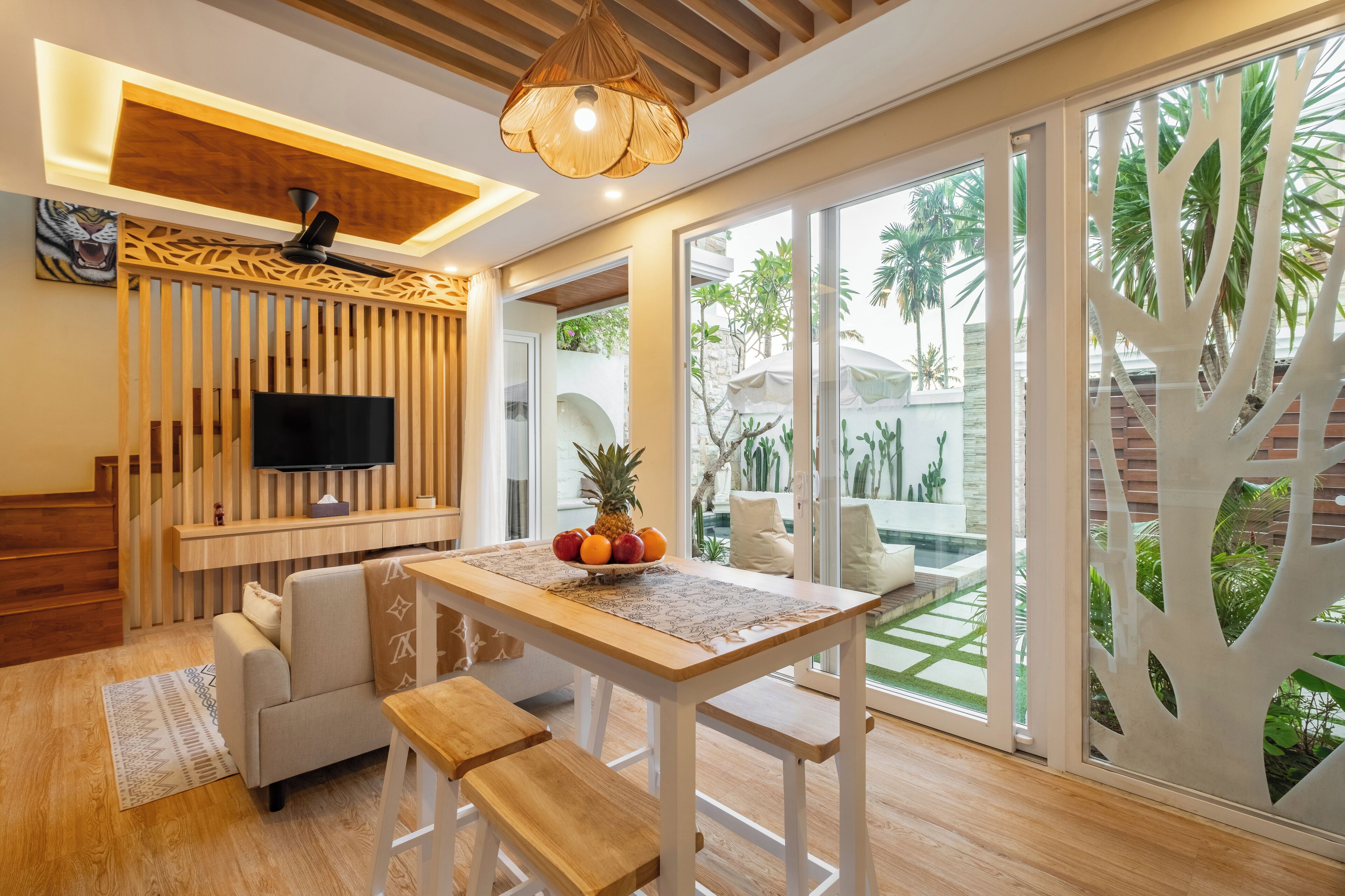 Villa, 2 habitaciones, vistas a la piscina | Zona de estar | Una televisión de pantalla plana