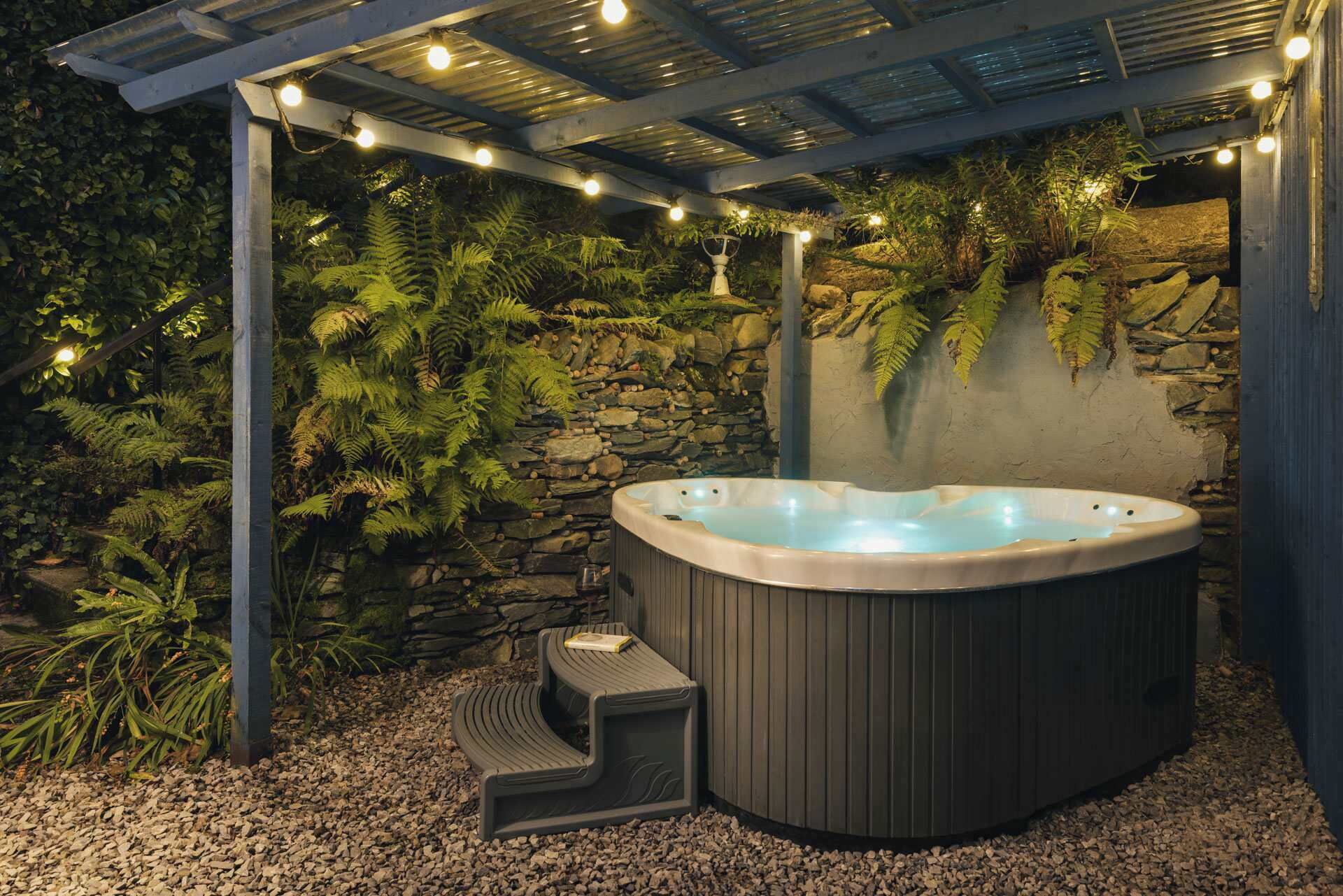 Outdoor spa tub