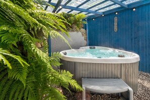 Outdoor spa tub - The Higher Longtail Lodge | Ridgestone (Bowness-on-Windermere)