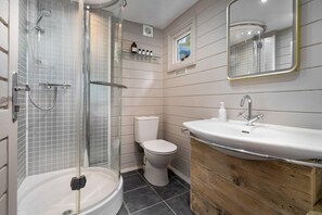 Shower, towels - The Higher Longtail Lodge | Ridgestone (Bowness-on-Windermere)