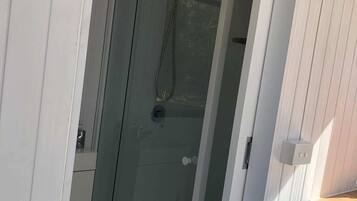 Een douche, een haardroger, handdoeken