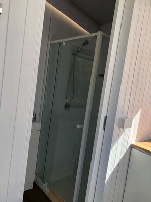 Dusch, hårtork och handdukar