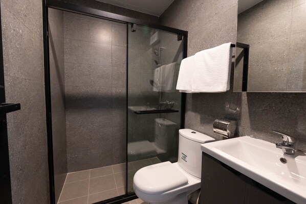 Comfort tweepersoonskamer, uitzicht op stad | Badkamer | Een douche, een haardroger, handdoeken, zeep