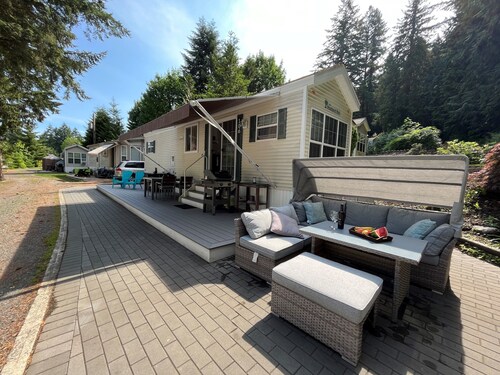 Cabin by the Cultus lake in gated Holiday Resort