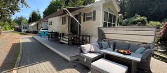 Cabin by the Cultus lake in gated Holiday Resort