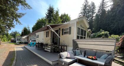 Cabin by the Cultus lake in gated Holiday Resort
