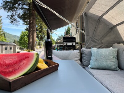 Cabin by the Cultus lake in gated Holiday Resort