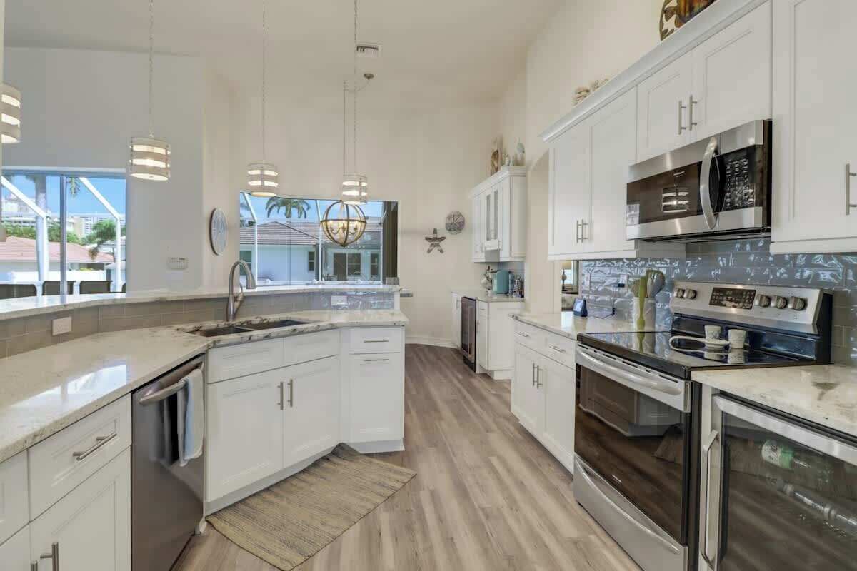 Kylskåp, mikrovågsugn, ugn och spishäll