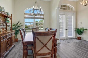 Dining - Pristine 4BR House l Pool l Close to Beaches (Marco Island)