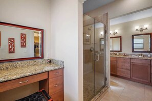 Een haardroger, handdoeken