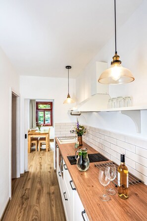 Kylskåp, mikrovågsugn, ugn och grytor/köksredskap