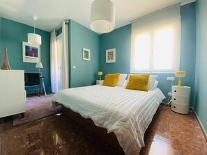 3 bedrooms, desk, iron/ironing board, free WiFi