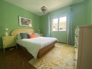 3 chambres, bureau, fer et planche à repasser, accès au Wi-Fi (inclus)