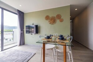 60-inch TV with cable channels - Modern Condo near the Beach - NV5 (Chalong)