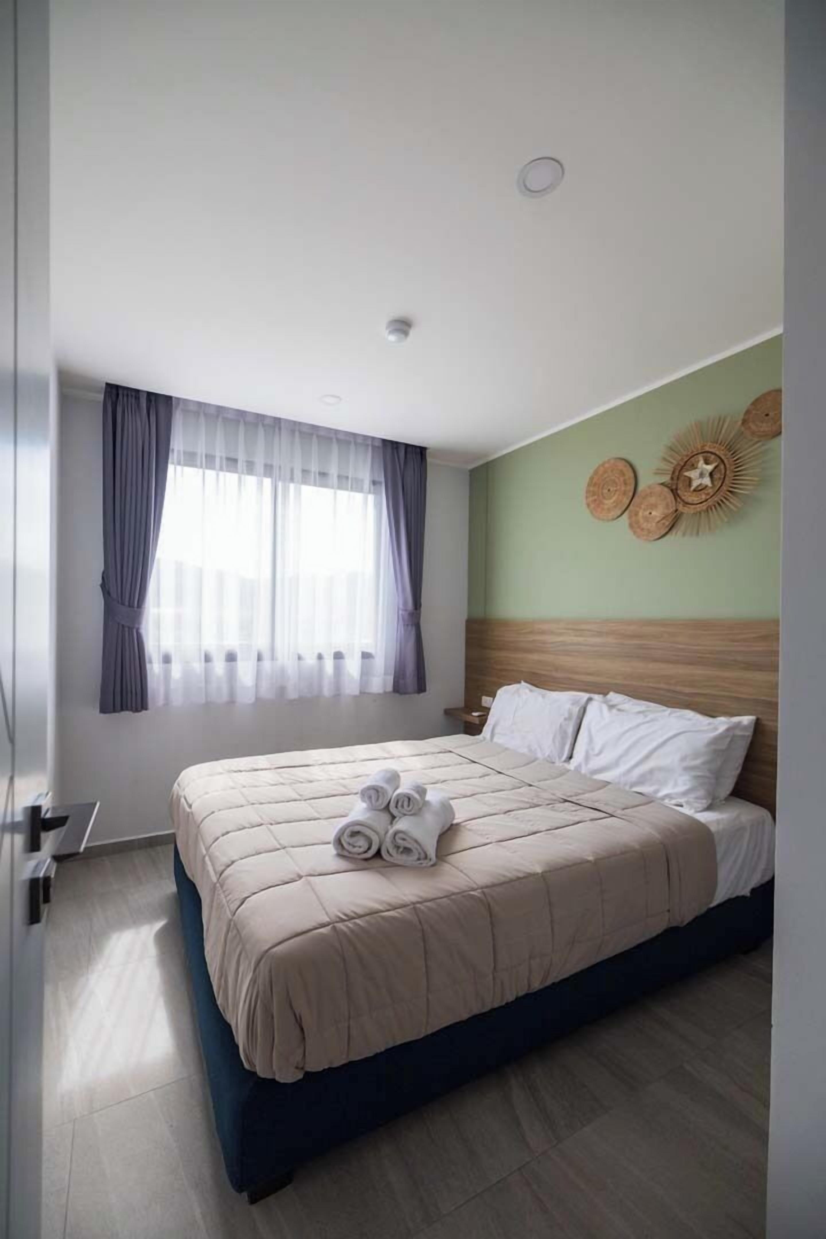 2 bedrooms, iron/ironing board, WiFi (free)