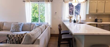 Smart-tv, een open haard, tafelvoetbal en een tafeltennistafel