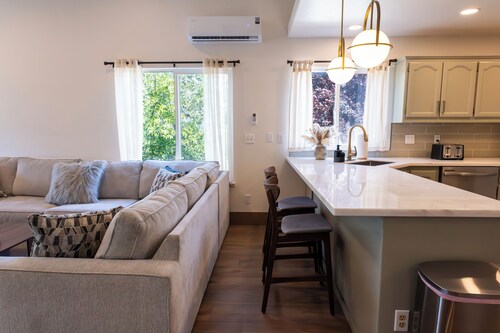 Shasta Lake Beautiful House w/ Hot Tub, BBQ, Ping Pong & Foosball Table