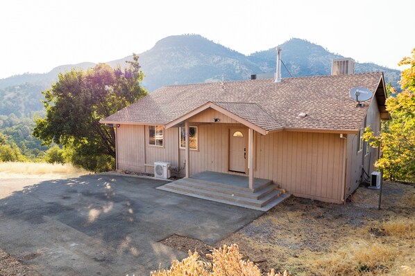 Exterior - Shasta Lake Beautiful House w/ Hot Tub, BBQ, Ping Pong & Foosball Table (Redding)